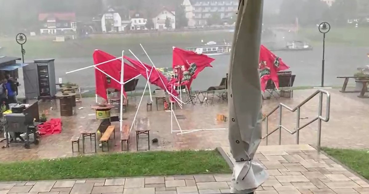 Durch Sturm zerstörte Bierzelte eines Gastronomiebetriebs an der Elbe
